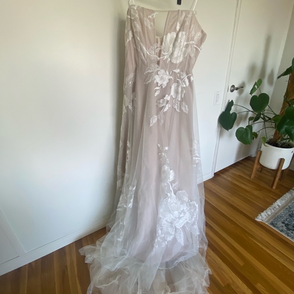 New, Unaltered, Size 16, Willowby by Waters Hutchinson Wedding Gown. - Picture 11 of 13